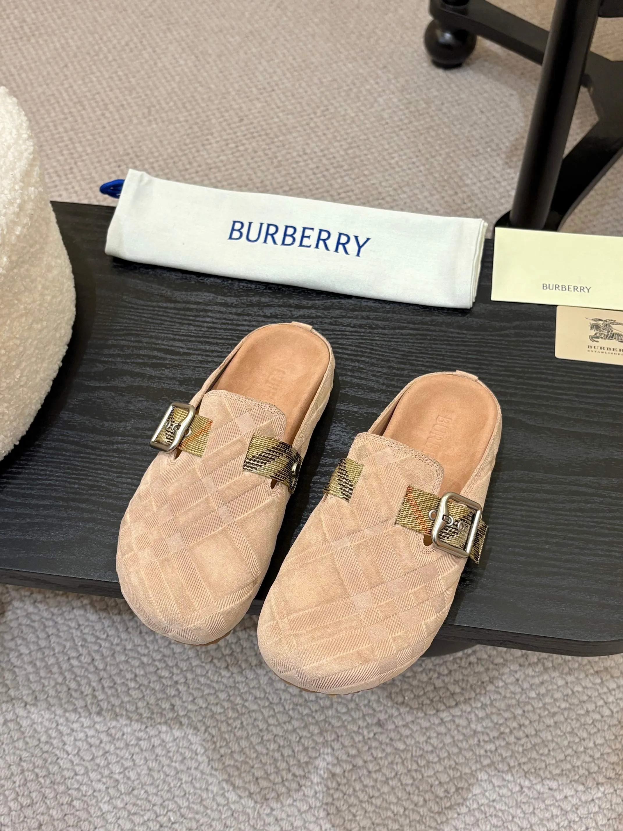Men's Men's Shoes💰580 Burberry2025's hot-selling Birkenstock slippers are released, made of soft suede fabric and refined in Italian workshops. Featuring an embossed plaid pattern and an embossed sole embellished with the archive brand's logo. Features an adjustable B-shaped buckle strap and is embellished with the signature sand-colored Burberry check in jacquard worsted.   ✅Fabric: suede ✅Lining: silk cowhide ✅Outsole: TPU ✅Color: black, brown, pink, apricot 4 colors available ✅Code number: 35-45 for men and women (35, 45 customized)